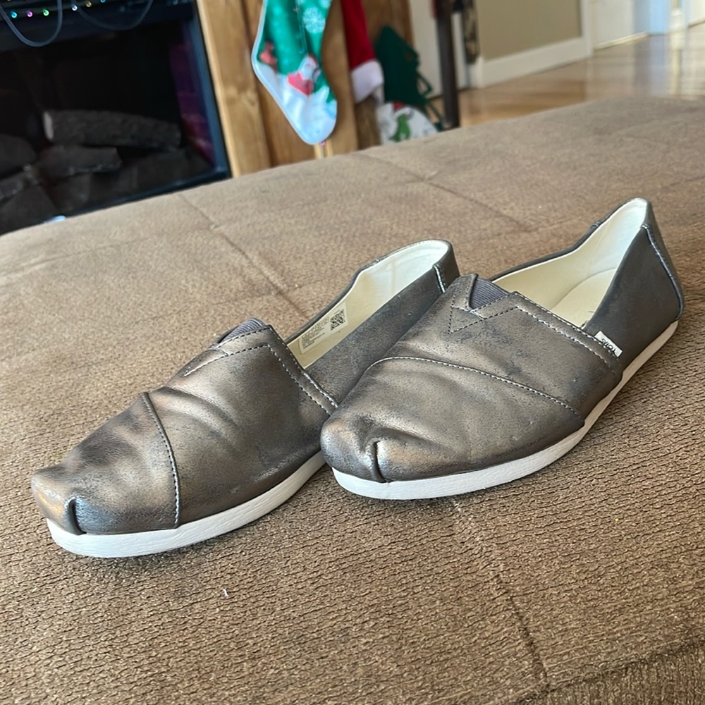 Toms women’s shoes size 9 NWOT